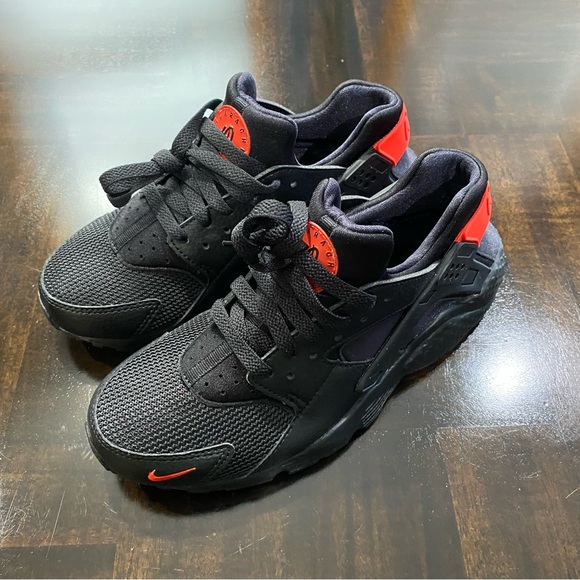 NIKE HUARACHE RUN GS YOUTH SIZE 5Y 
NEW BLACK HABANERO RED NWB - Picture 3 of 6